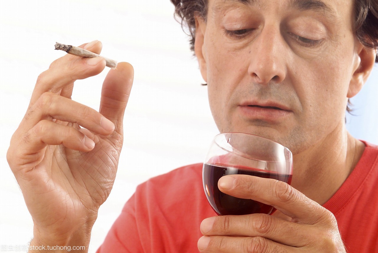 喝酒,玻璃杯,飲酒,喝飲料,喝水,喝,含酒精飲料,紅酒杯,food,cold drink,drink,wine,alcohol,man,one,indoor,people,adult,european,medicine,glass,oncology,carcinogen,alcoholism,risk factor,smoker,cigarette,tobacco,bsip,cancer,紅葡萄酒,40 to 60 years old,抽煙,腫瘤,食品,酒精,男人,吸煙,40到60歲,酒類(lèi),冰飲料,一個(gè),