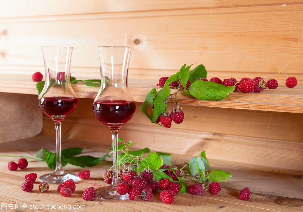 兩杯覆盆子酒配成熟漿果