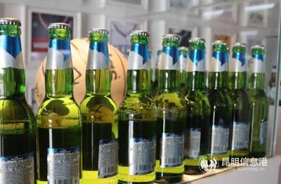 50余名消費(fèi)者走進(jìn)百威啤酒生產(chǎn)車(chē)間，感受百年文化魅力